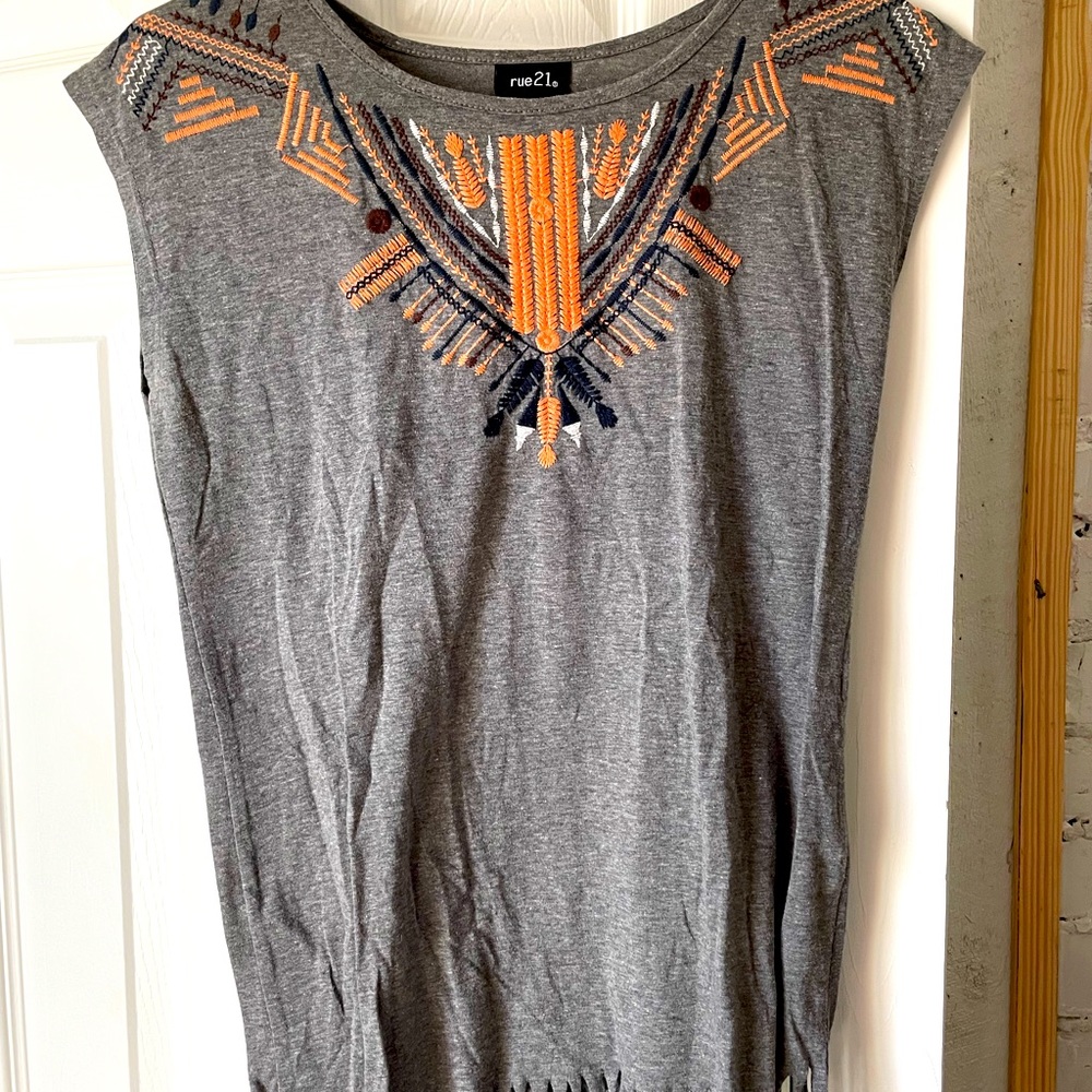 Size M. Cami. See through shirt. Sleeveless shirts. Excellent conditions.